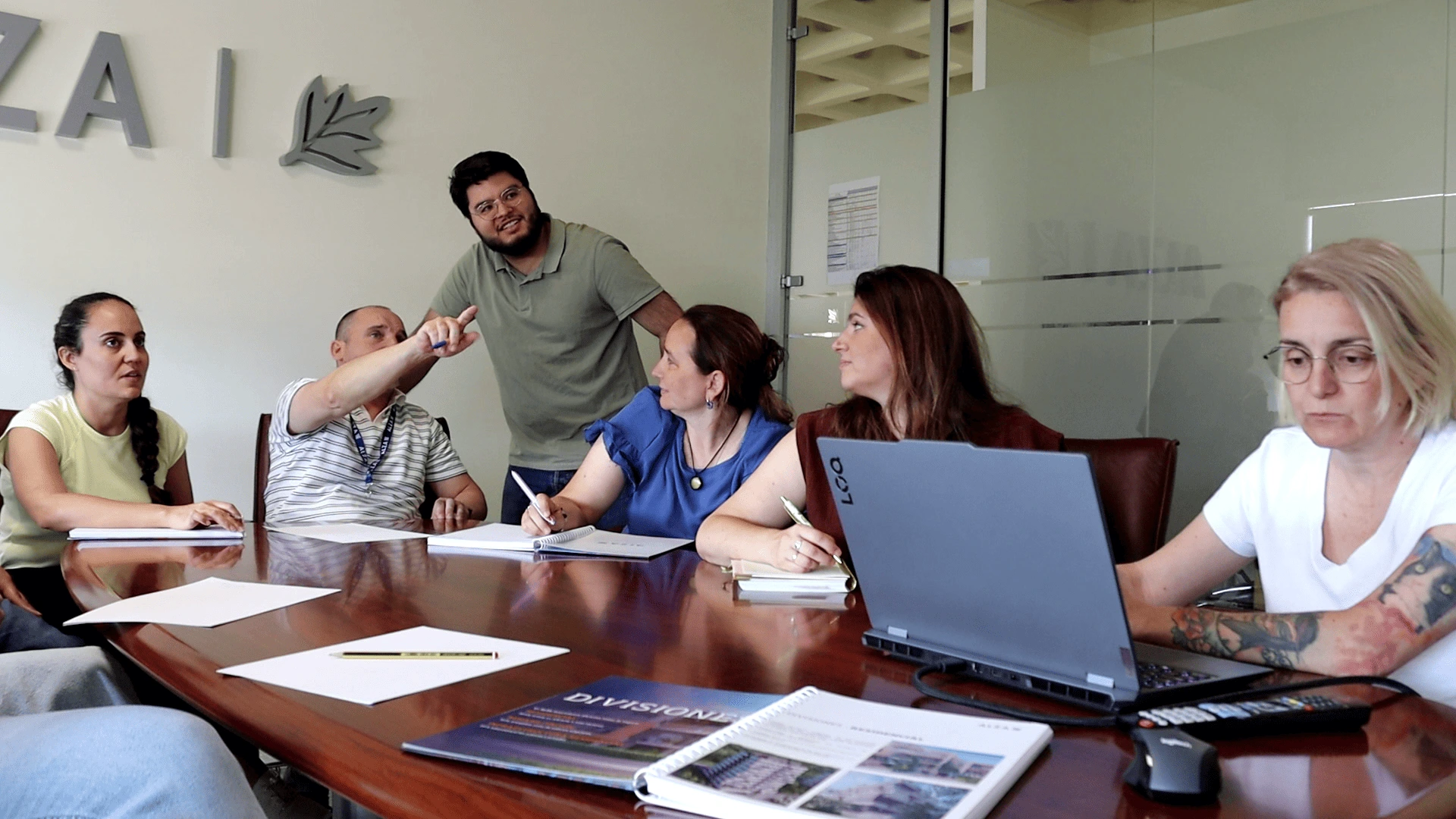 Equipo de Alza reunido revisando planos