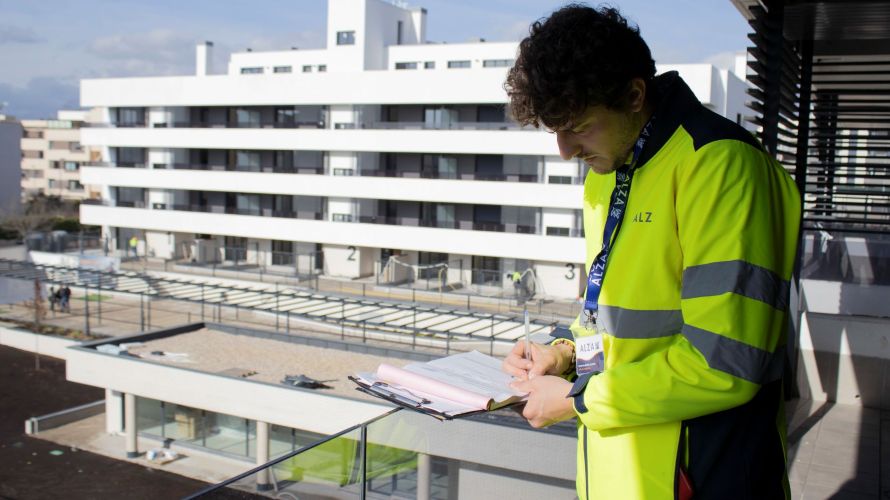 Trabajador de Alza revisando documentación en obra