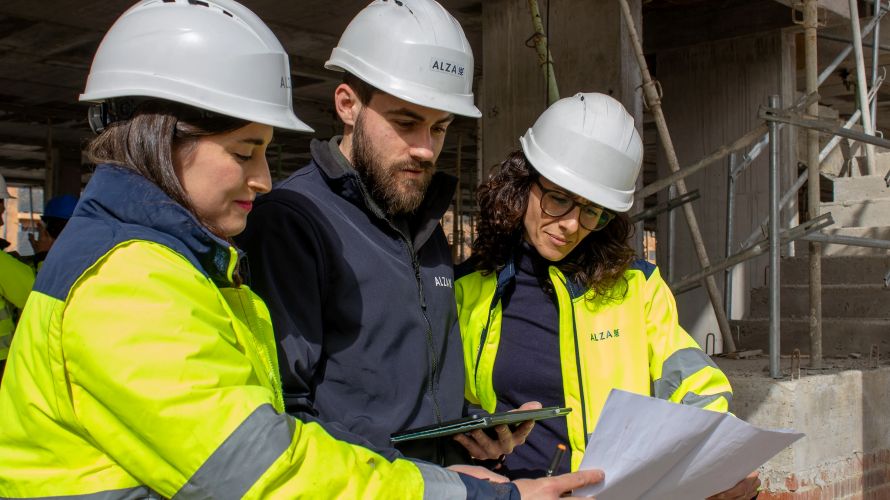 Equipo de Alza revisando planos en obra