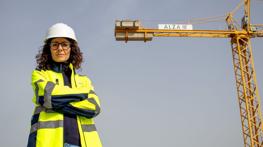 Trabajadora de Alza con grúa al fondo