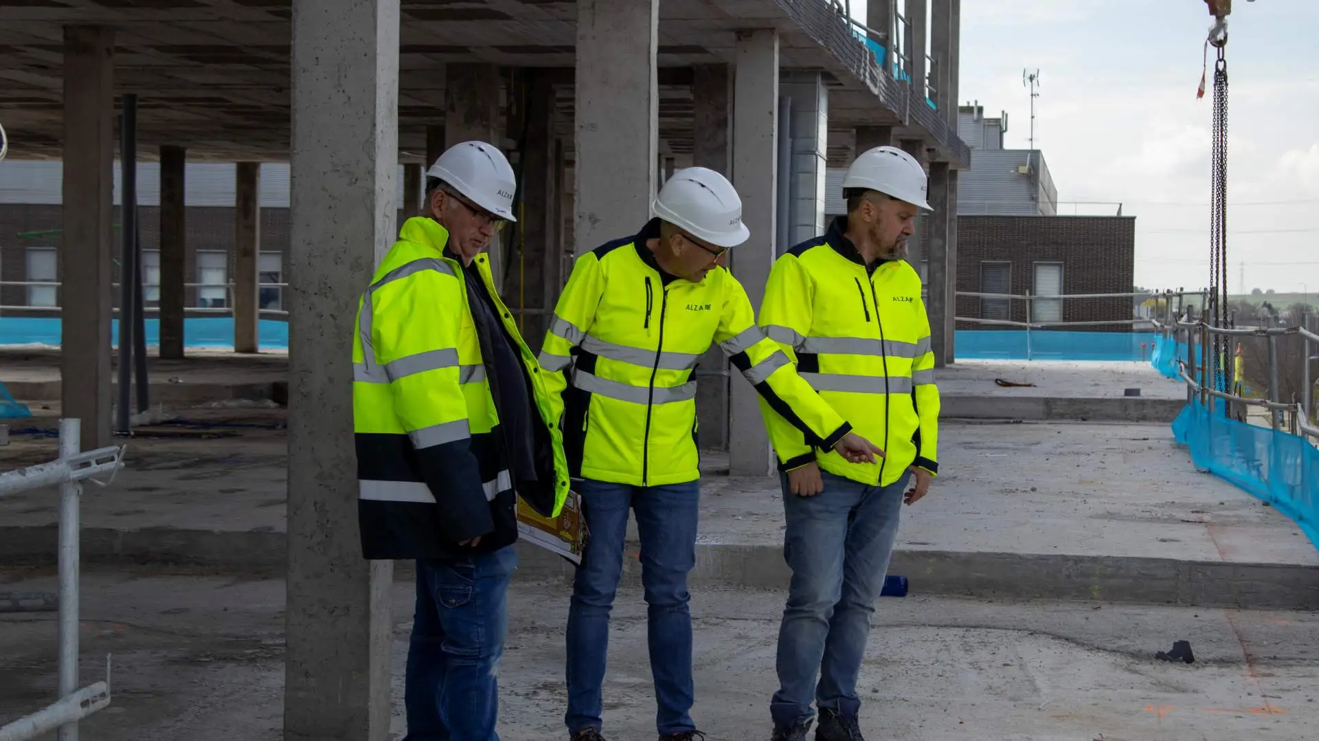 Técnicos de ALZA revisando documentación en obra